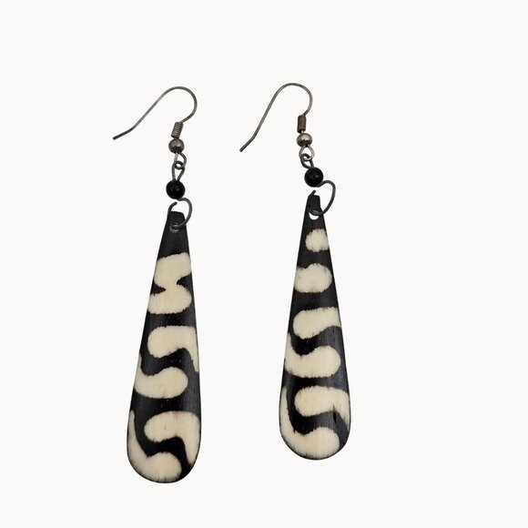 Boho African American Style Faux Batik Bone Swirl White Black Tapered Earrings - Picture 1 of 6
